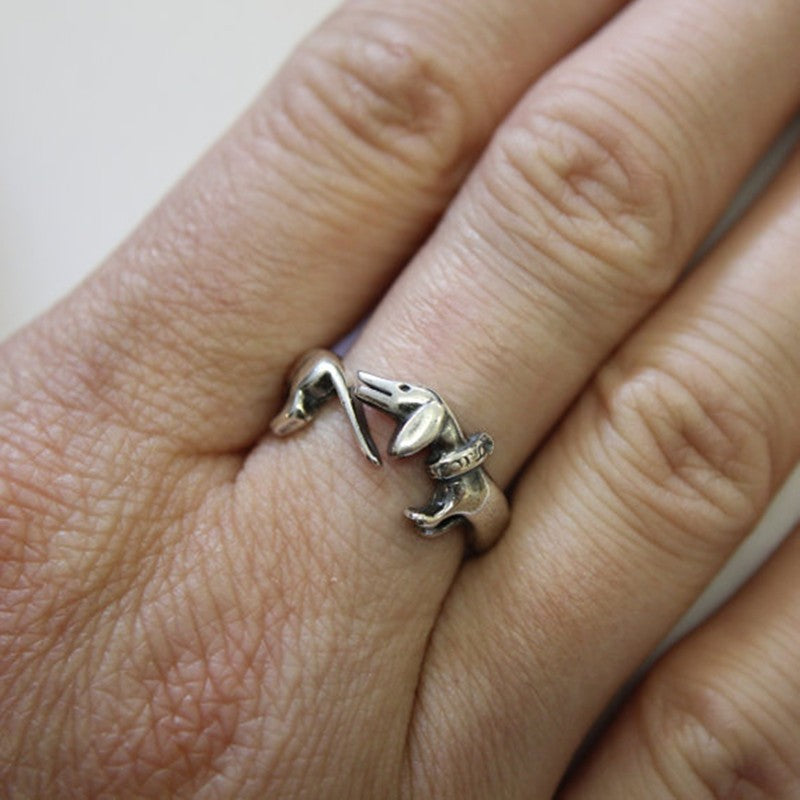 Luxury Silver-Plated Ancient Dachshund Ring 🐾
